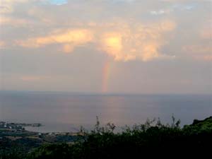 Regenbogen über dem Meer